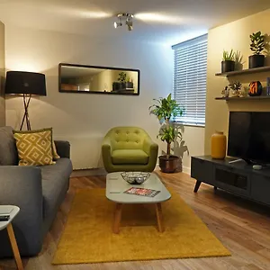 Modern One Bedroom In Bay Apartment